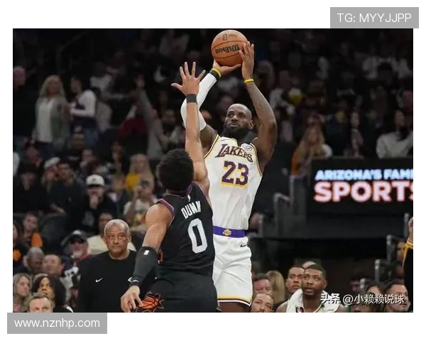 湖人七次失误频现邓恩快攻滑翔飞扣将分差拉至八分领先湖人 湖人七次失误频现邓恩快攻滑翔飞扣将分差拉至八分领先湖人